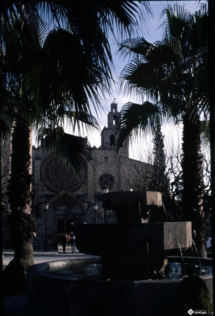 Vista de la façana principal de l'església de Sant Pere d'Octavià des de la font que hi havia a la plaça d'Octavià, de Sant Cugat del Vallès.