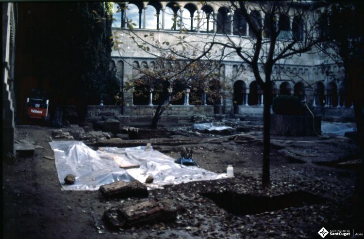 Obres al pati del del claustre del monestir de Sant Cugat del Vallès.
