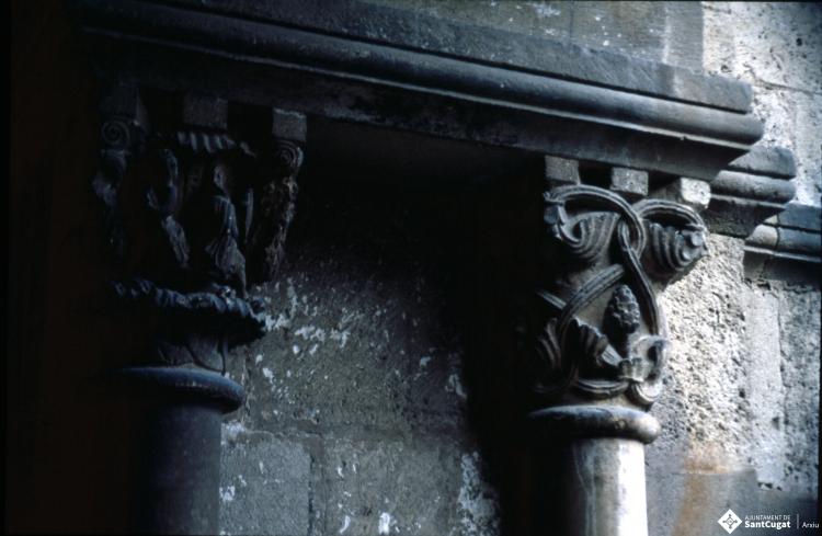 Detall d'una parella de capitells del claustre del monestir de Sant Cugat del Vallès.