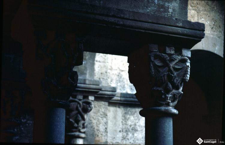 Detall d'una parella de capitells del claustre del monestir de Sant Cugat del Vallès.