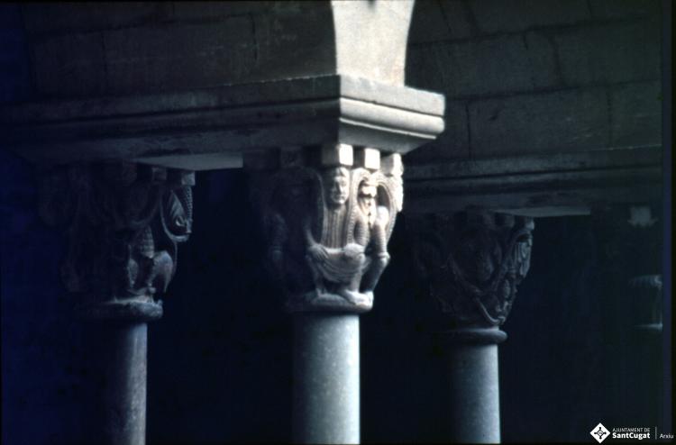 Detall d'una parella de capitells del claustre del monestir de Sant Cugat del Vallès.