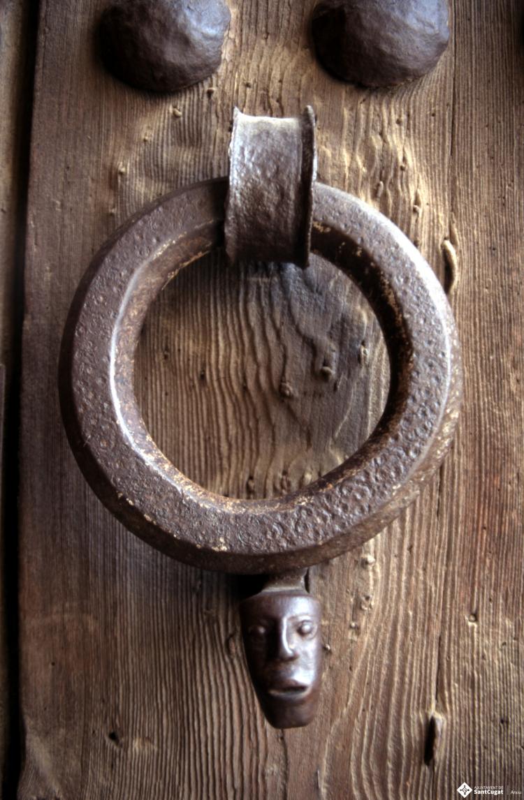 Detall del picaporta de de l'església de Sant Pere d'Octavià, de Sant Cugat del Vallès.