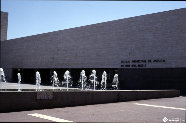 Vistes exteriors de l'edifici del Teatre Auditori, i de l'Escola Municipal de Música Victòria dels Àngels.