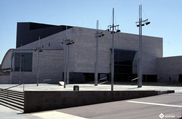 Vistes exteriors de l'edifici del Teatre Auditori, i de l'Escola Municipal de Música Victòria dels Àngels.