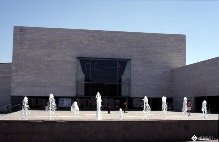 Vistes exteriors de l'edifici del Teatre Auditori, i de l'Escola Municipal de Música Victòria dels Àngels.