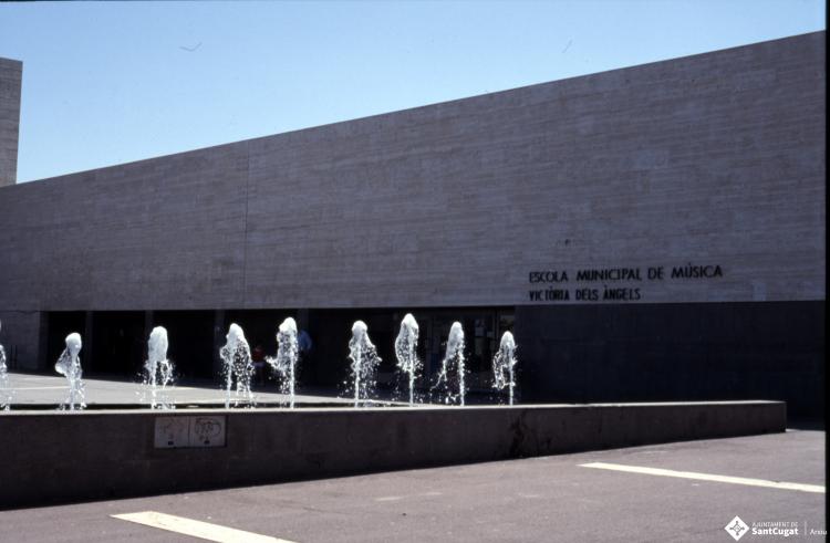 Vistes exteriors de l'edifici del Teatre Auditori, i de l'Escola Municipal de Música Victòria dels Àngels.