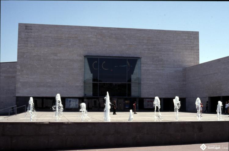 Vistes exteriors de l'edifici del Teatre Auditori, i de l'Escola Municipal de Música Victòria dels Àngels.