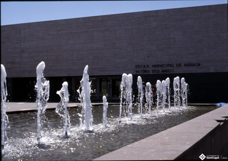 Vistes exteriors de l'edifici del Teatre Auditori, i de l'Escola Municipal de Música Victòria dels Àngels.