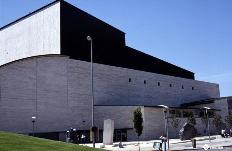 Vistes exteriors de l'edifici del Teatre Auditori, i de l'Escola Municipal de Música Victòria dels Àngels.