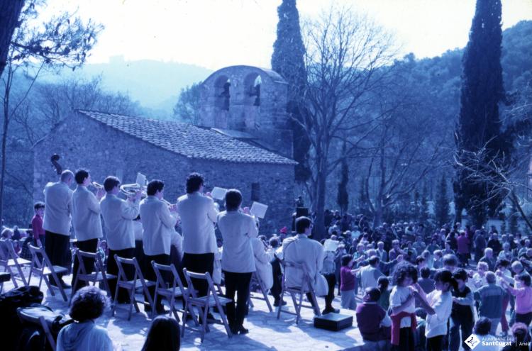 Sardanes a l'esplanada de l'ermita de Sant Medir.