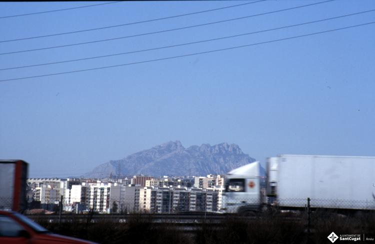 Vehicles a l'autopista amb la muntanya de Montserrat de fons.