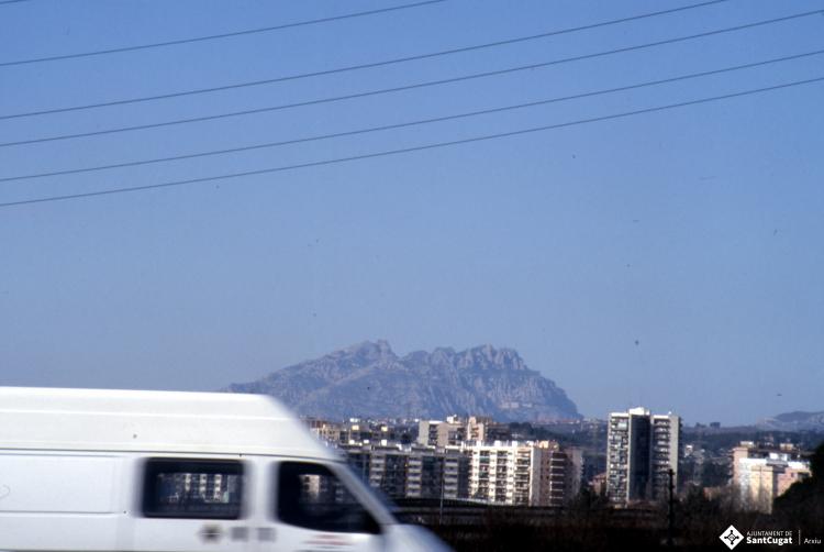 Vistes d'una muntanya des de l'autopista.