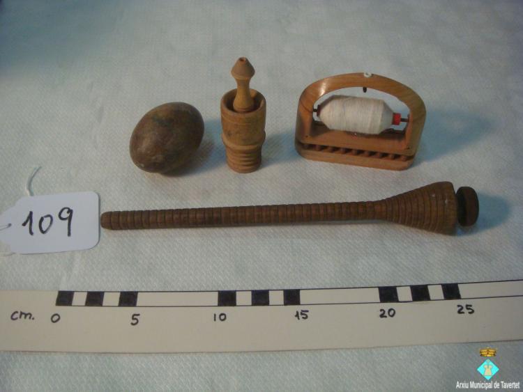 0109-Objectes de tèxtil, fil (4 peces)