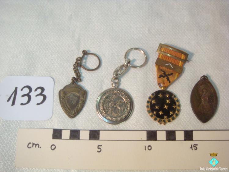 0133-4 medalles i clauers