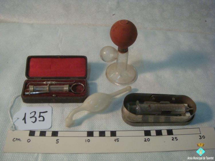 0135-2 aparells injeccions i 2 instruments