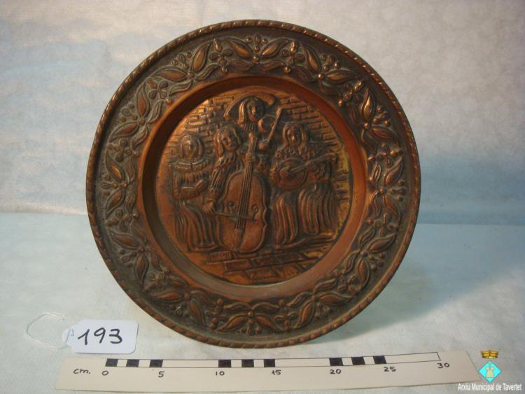 0193-Plat de coure amb grup musical