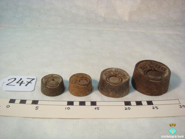0247-Conjunt de 4 pesos de ferro