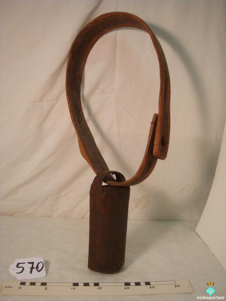0570-Esquellot de vaca amb collar