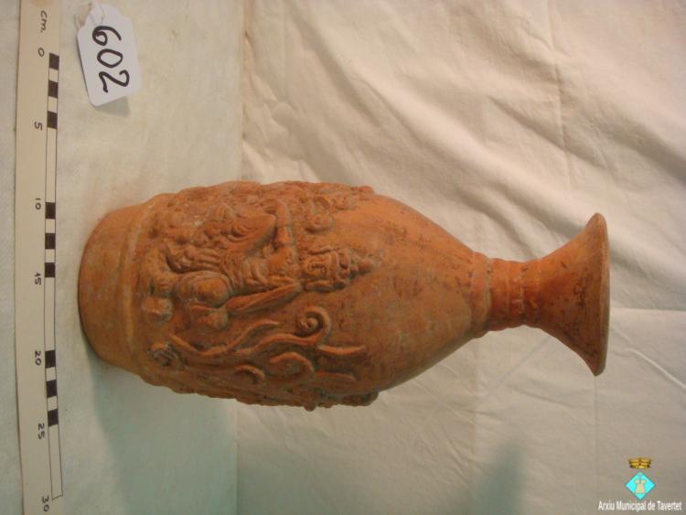 0602-Gerro de terracota amb decoració de figures