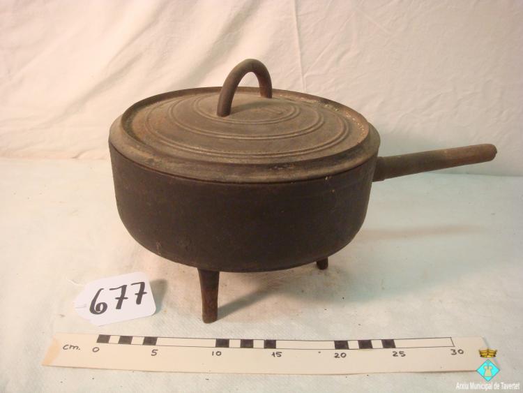 0677-Cassola de ferro amb peus i tapa