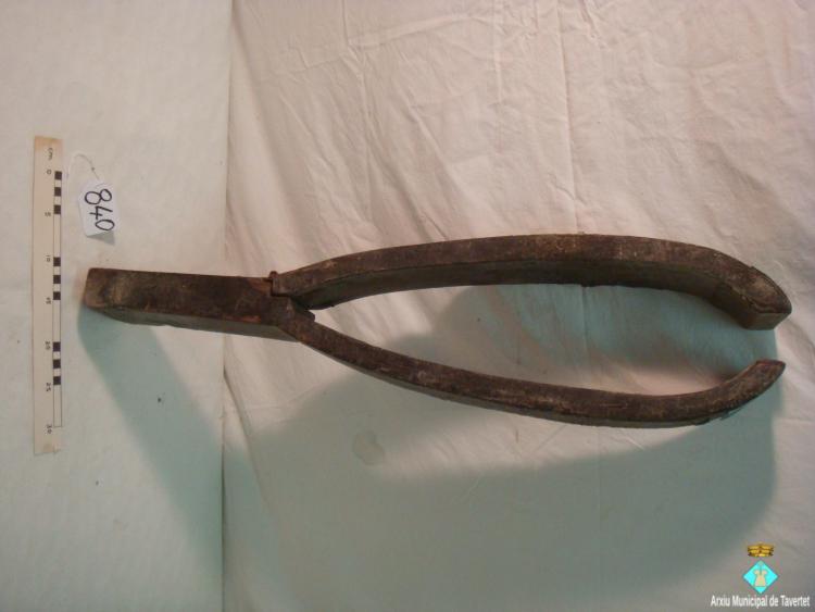 0840-Instrument de fusta de fer guarniments de bestiar