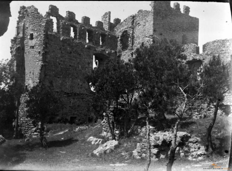 Ruïnes del castell de la Roca del Vallès