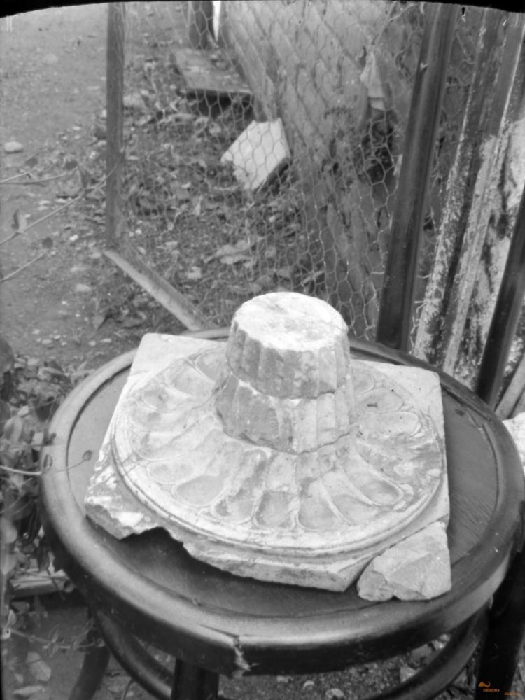 Arqueologia. Base de columna