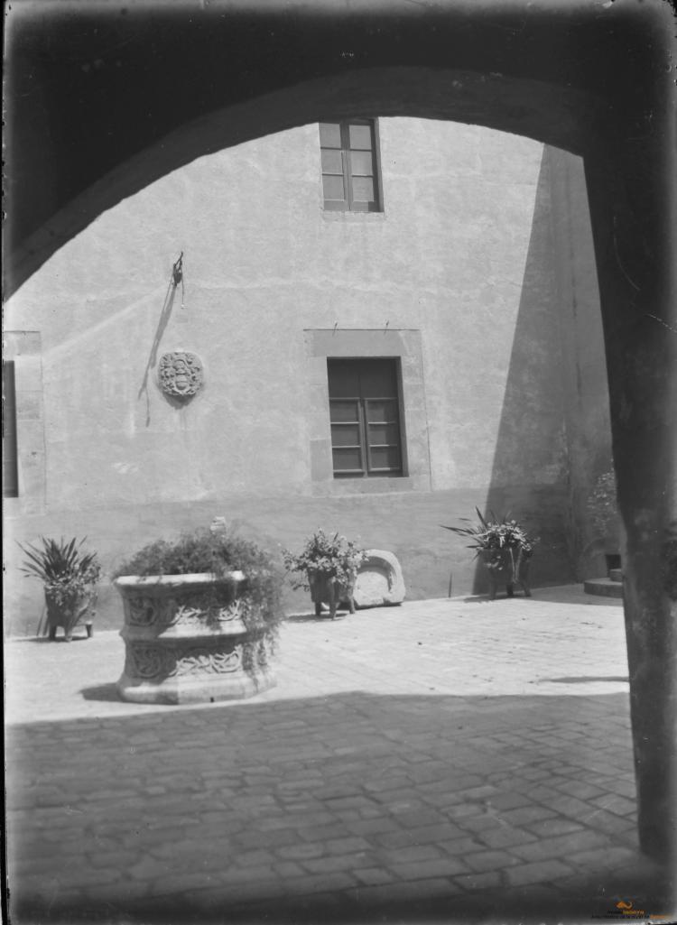 Torre Vella. Patí d'entrada
