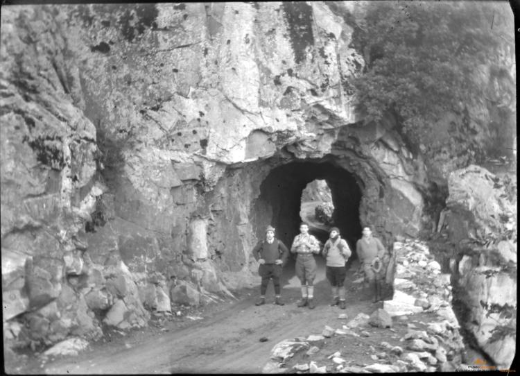 Paisatge muntanya, gent d'excursió. Ogassa?