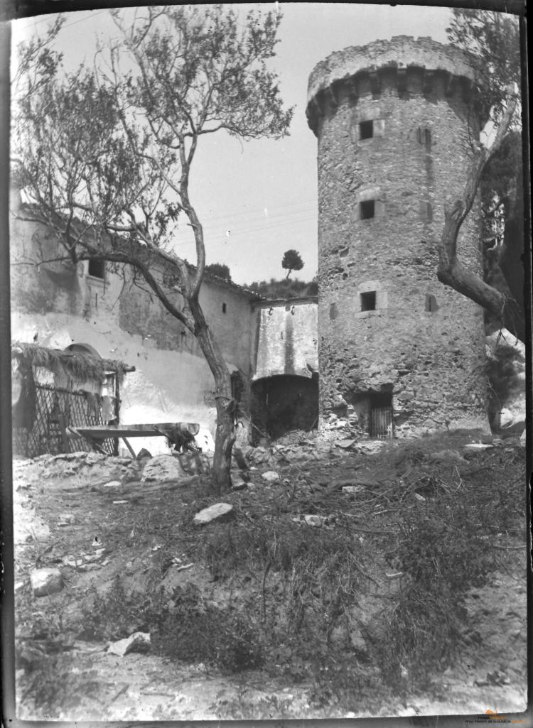 Masia i torre de defensa rodona