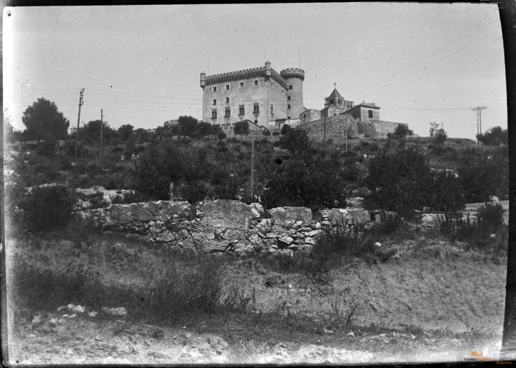 Castell i conjunt amb ermita al costat