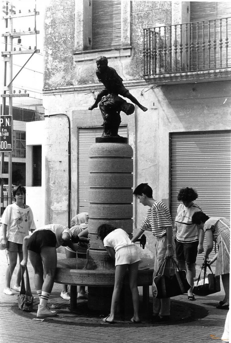 Escultura Nens saltant