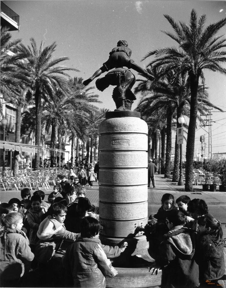 Escultura Nens saltant