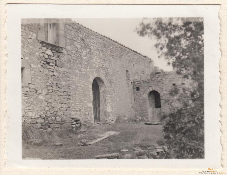 Sant Sadurní de Gallifa. Portal i porta de la Cisterna