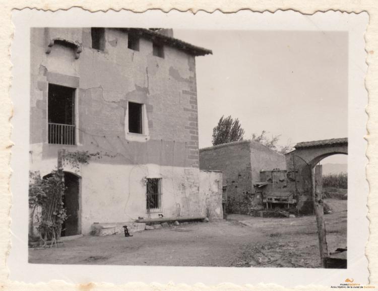 Badalona. Masíes. Can Clarís. Porta principal i matacana