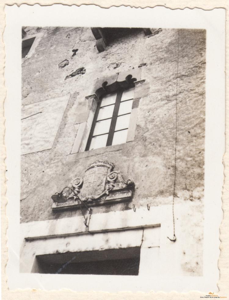 Pomar. Castell del duc de Solferino. Escut i finestra