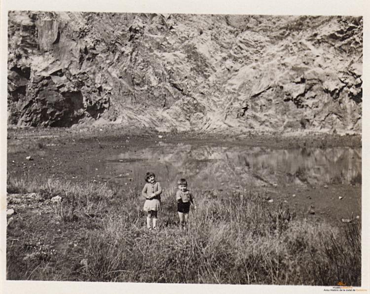 "Un ""Colorado"" a Montgat: la mobntserrat i en Ramon davant l'estany"