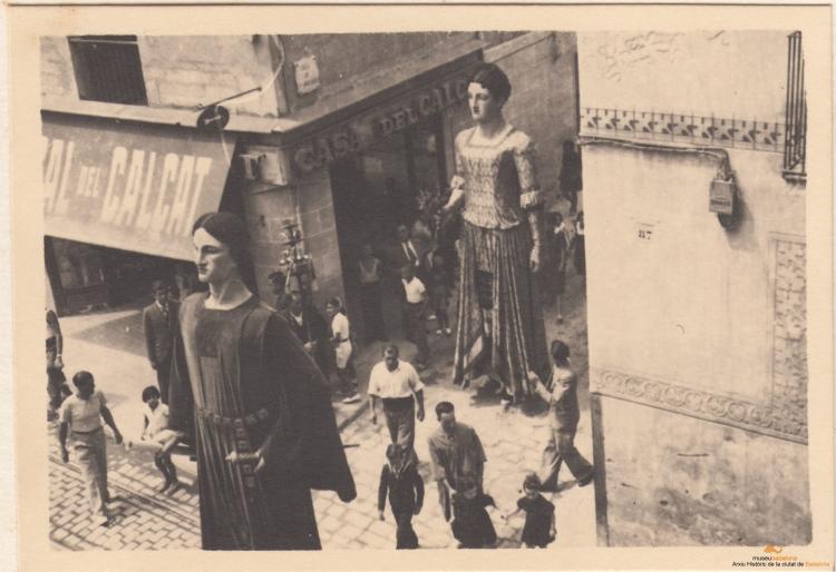 Els gegants entrant a la plaça de la Vila des del carrer de Sant Anastasi