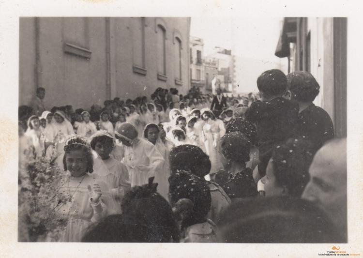 Dia del Corpus. La processó. Les noies de primera comunió