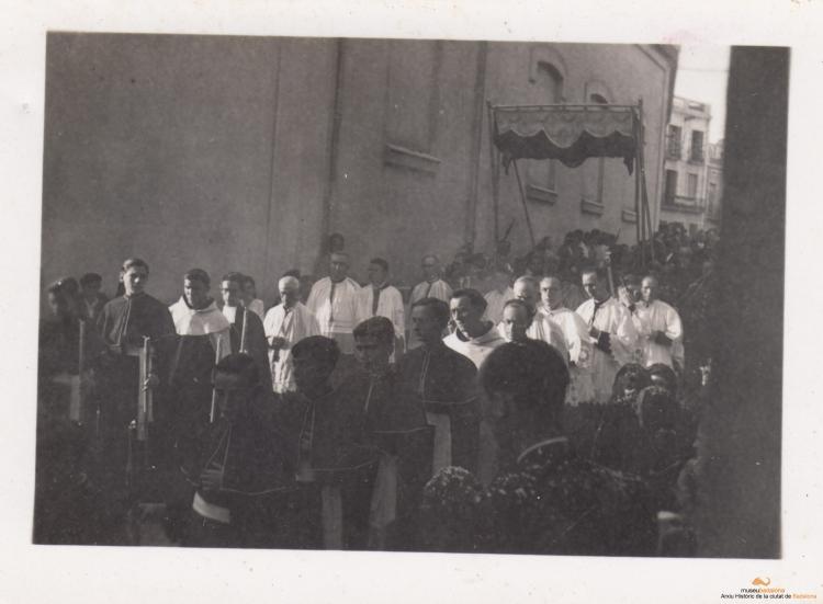 Dia del Corpus. Pas del Santíssim pel carrer del Rector
