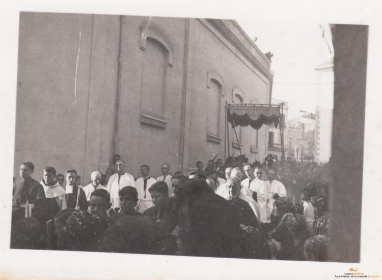 Dia del Corpus. La processó al seu pas pel carrer del Rector