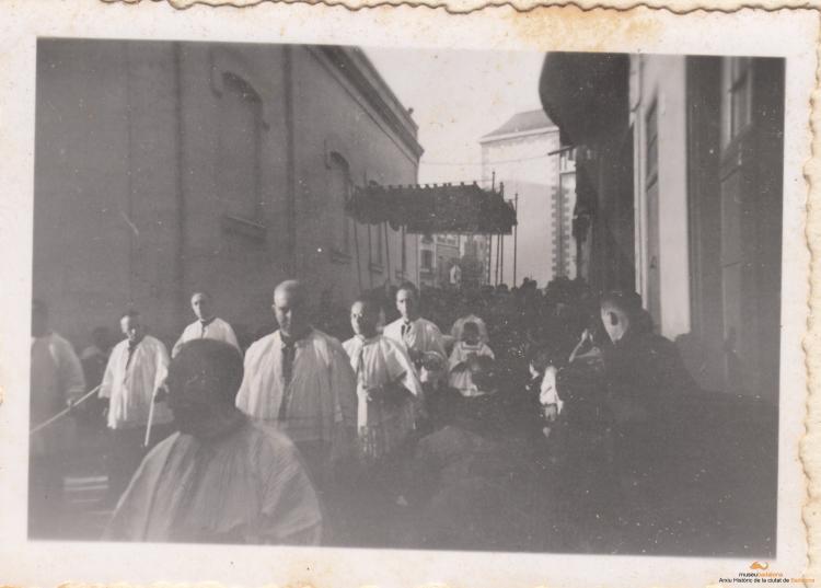 Dia del Corpus. La processó al seu pas pel carrer del Rector