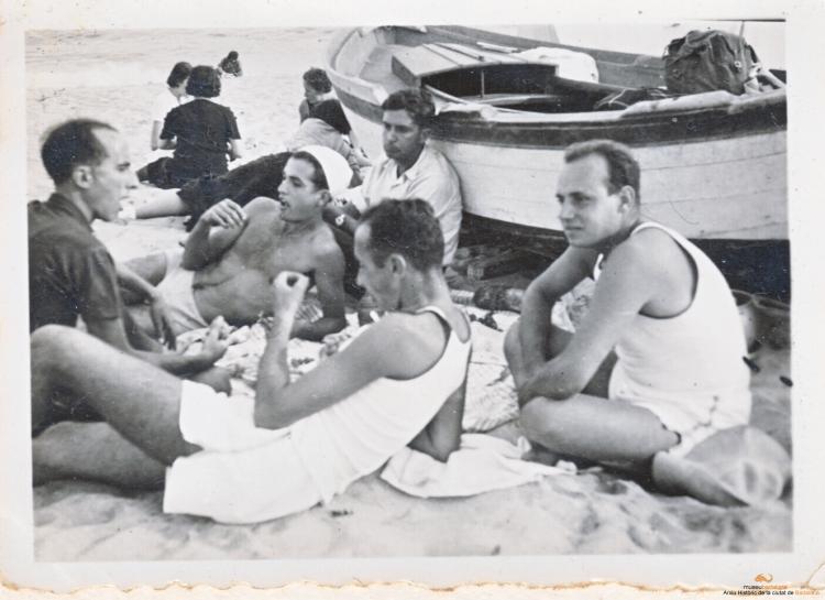 Grup a la platja de Mataró. D'esquerra a dreta: Vausells, Simó, Noguera, Prat i Klimt