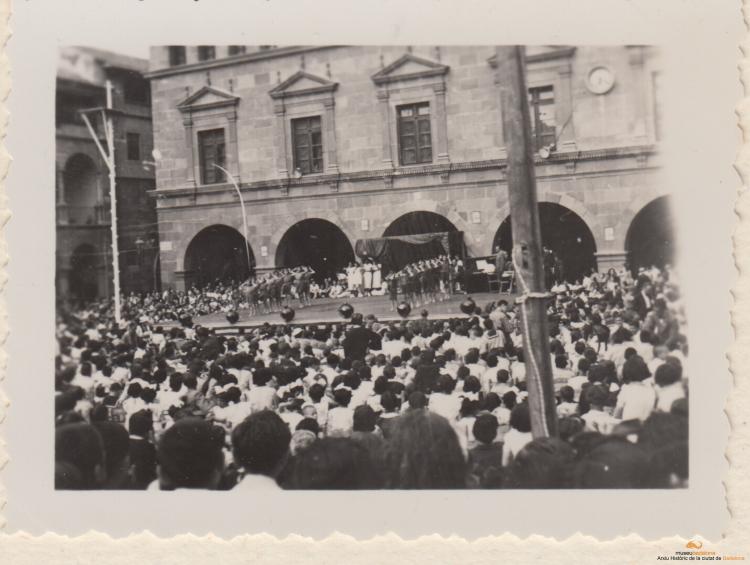Festa d'infants i flors, organitzada per l'Associació Protectora de l'Ensenyança al Poble Espanyol