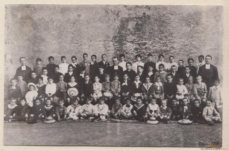Hno. Bernabé. Maristes. Grup d'escolars joves i mestres, amb identificació