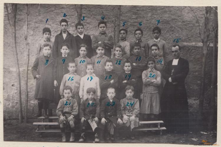 Hno. Bernabé. Maristes. Grup d'escolars grans  amb identificació