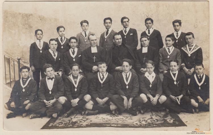 Hno. Bernabé. Grup d'escolars no identificat