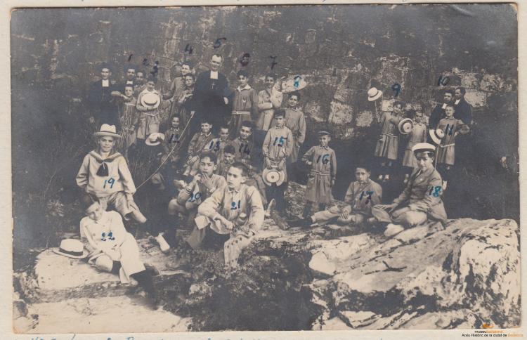 Hno. Bernabé. Grup excursionista identificat