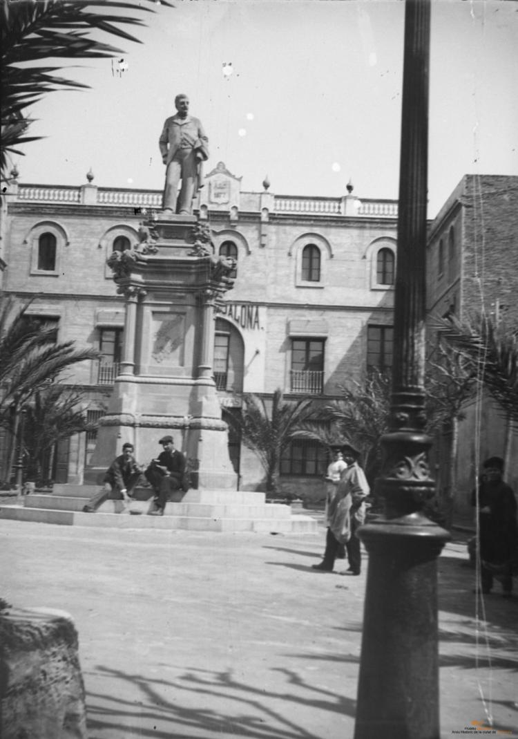 Plaça de la Vila de Badalona. Monument a Arnús