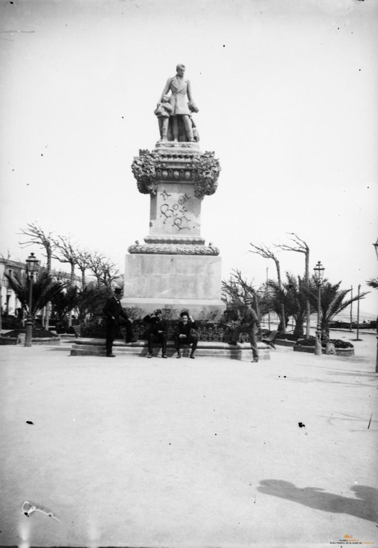 La Rambla amb el monument a Roca i Pi a la part central